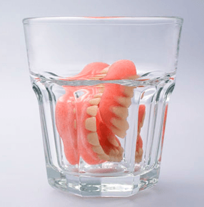 Dentadura em um copo de água